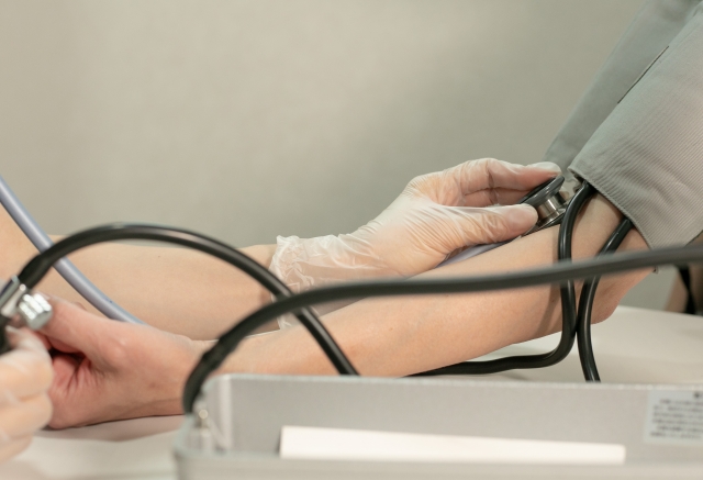 血圧を測る看護師